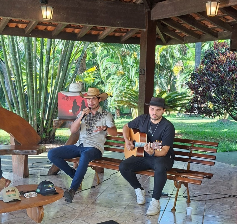 Thiago Castelli se apresenta no programa Viola Brasil da Rede Família
