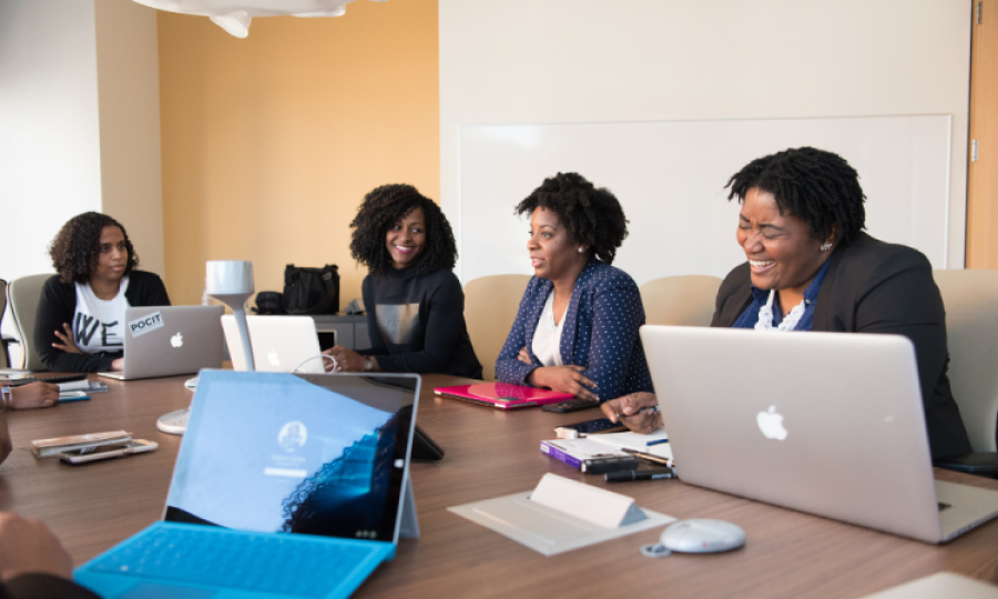 O mercado de trabalho e a resistência diária: o que o Dia da Mulher Negra Latino-Americana e Caribenha nos lembra