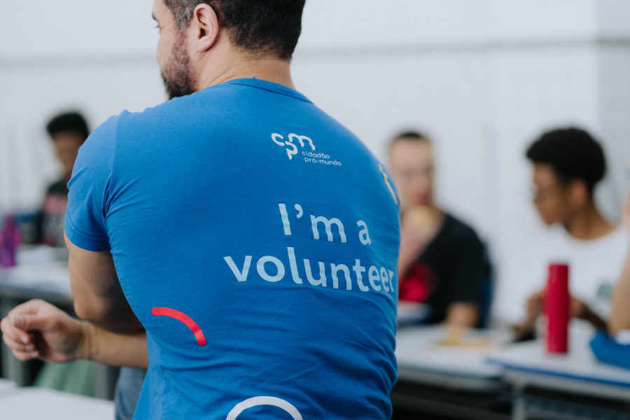 Voluntariado no ensino de inglês ajuda a derrubar barreiras sociais e abrir portas para o mercado de trabalho