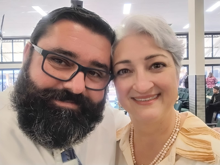 Morador de Holambra que trabalha como coveiro lança livro e música em homenagem a esposa