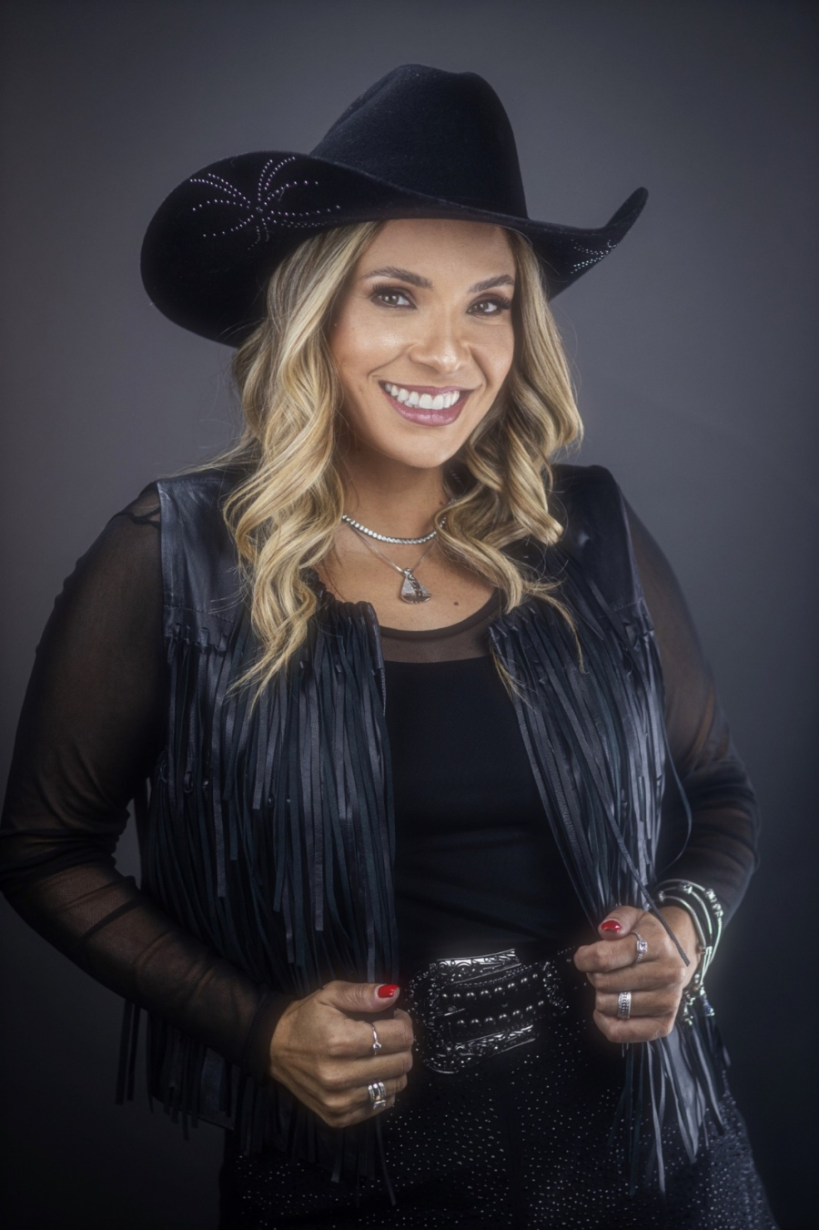 Elis Justi conquista a liderança das rádios com a música “Malabarismo”