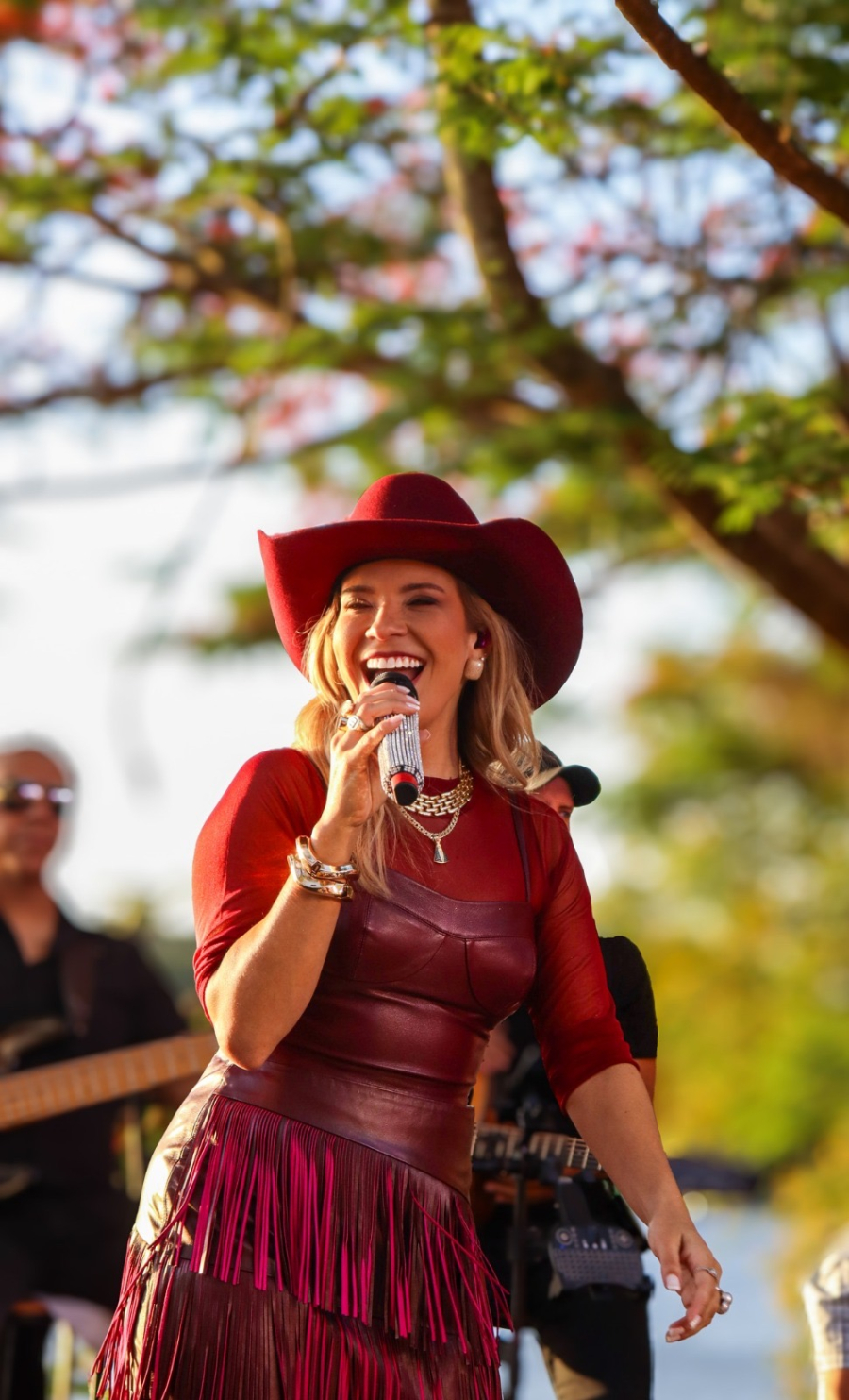 Elis Justi leva à FACILPA show impulsionado por sucesso nº1 nas rádios de todo o Brasil