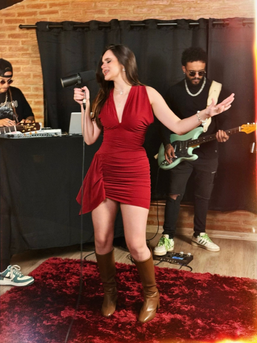Rafaela Carrer divulga a música “Tô na torcida” e estreia no palco da Festa do Peão de Americana