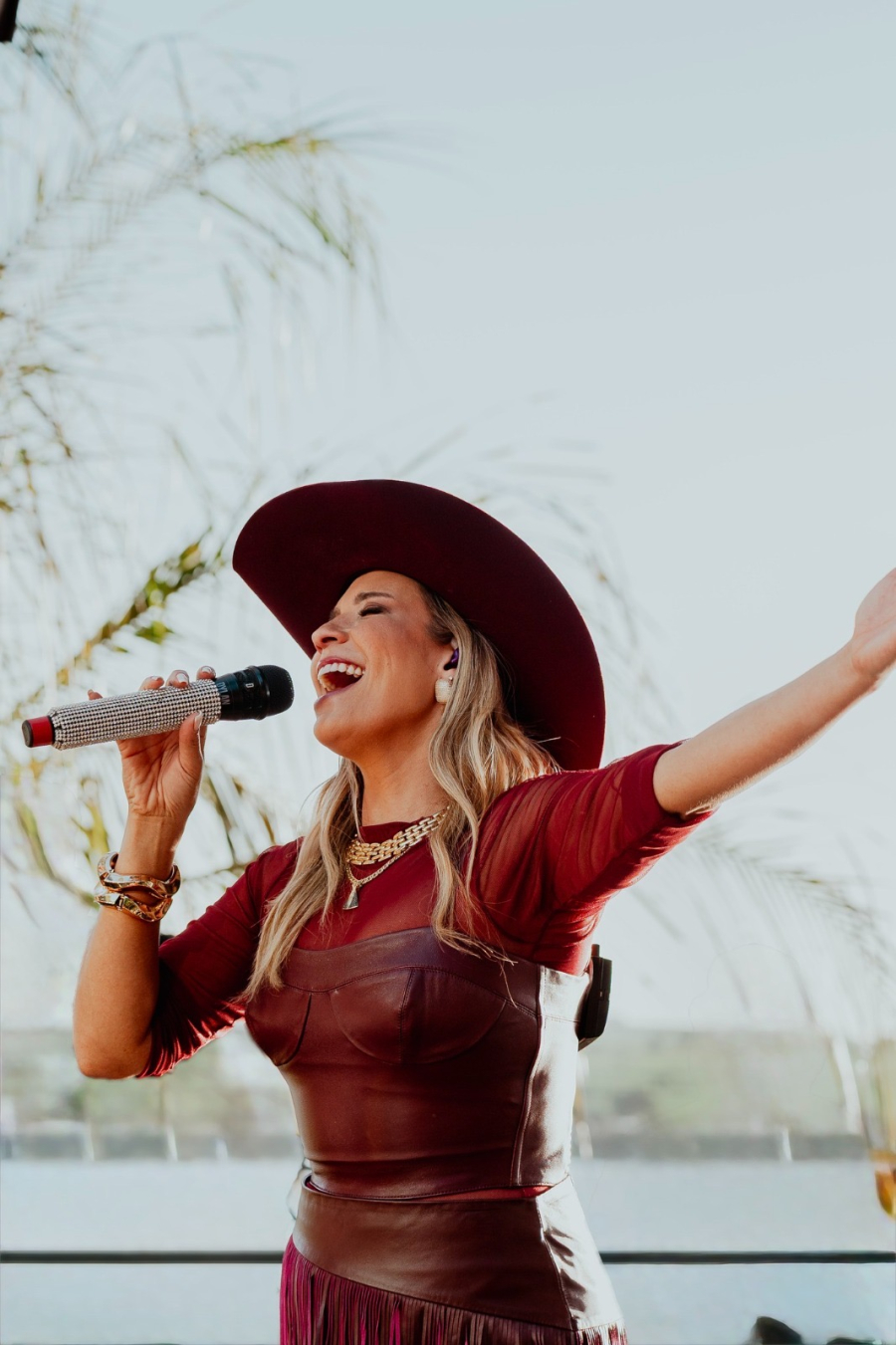 Única artista mulher no palco do rodeio de Itapecerica da Serra, Elis Justi vai apresentar grandes sucessos da carreira