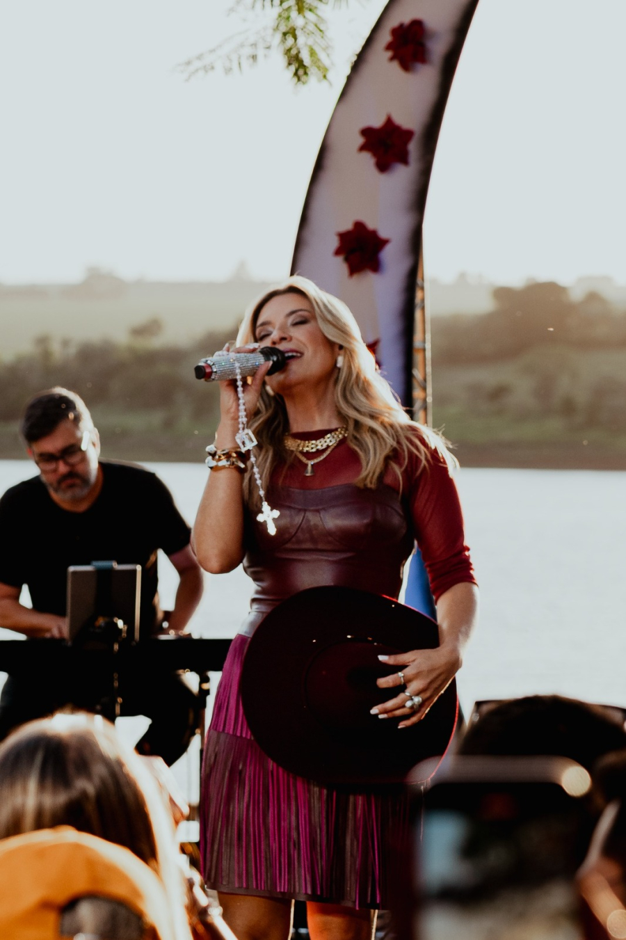Elis Justi leva a força feminina para o palco da 31ª Festa do Peão de Boiadeiro de Piracicaba