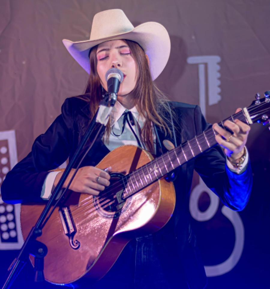 Maria Beatriz resgata a música raiz por meio da viola e da sanfona
