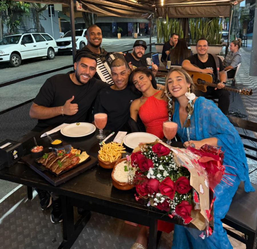 Sofia Brasil emociona o país e leva amor, fé e dignidade através da música para casal morador de rua