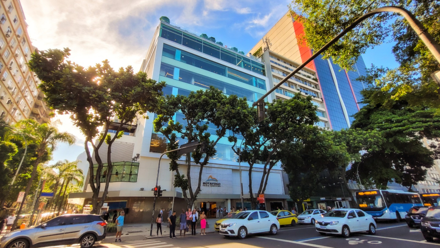 Botafogo Praia Shopping promove feira de adoção pet e adestramento para cães